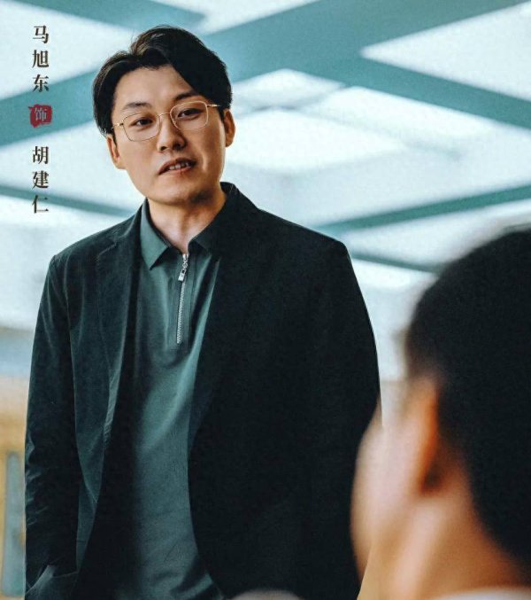 配资股中心官网 《低智商犯罪》：一场荒诞与黑色幽默交织的闹剧